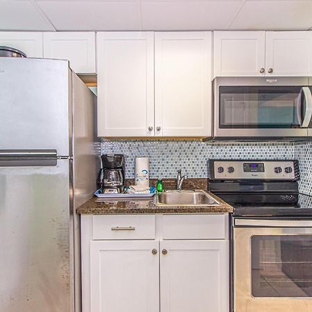 Oversized Ocean View Queen Suite With Beautiful Fireplace And Accents - Sleeps 4 Guests! Мертл-Біч Номер фото