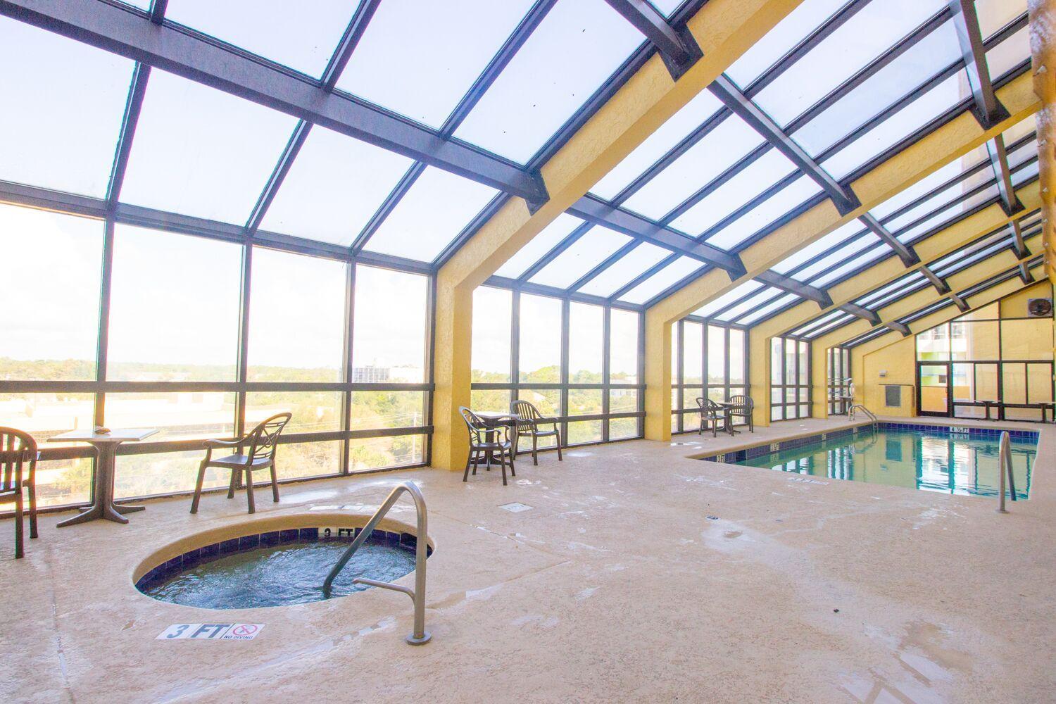 Oversized Ocean View Queen Suite With Beautiful Fireplace And Accents - Sleeps 4 Guests! Мертл-Біч Номер фото
