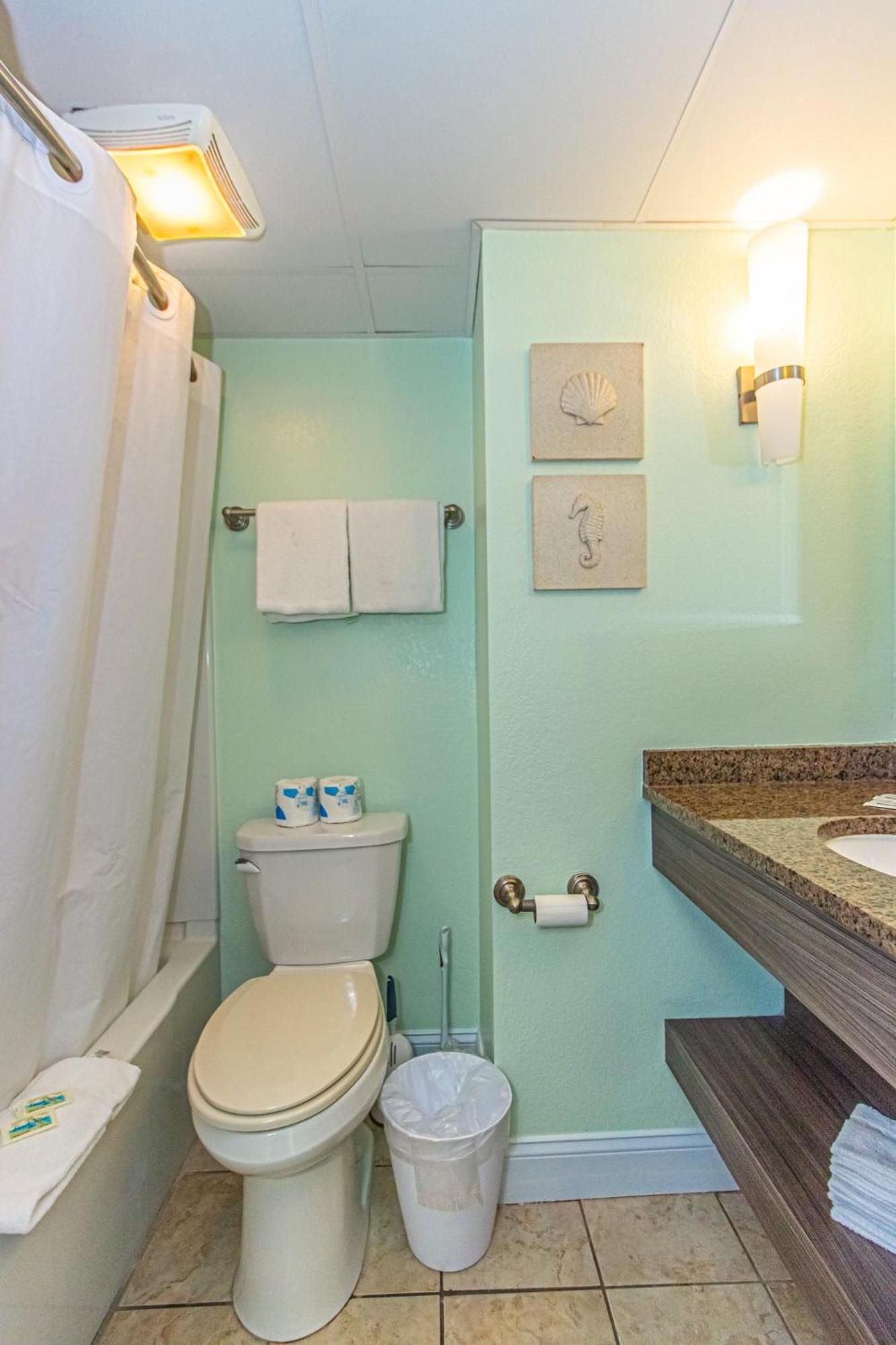 Oversized Ocean View Queen Suite With Beautiful Fireplace And Accents - Sleeps 4 Guests! Мертл-Біч Номер фото