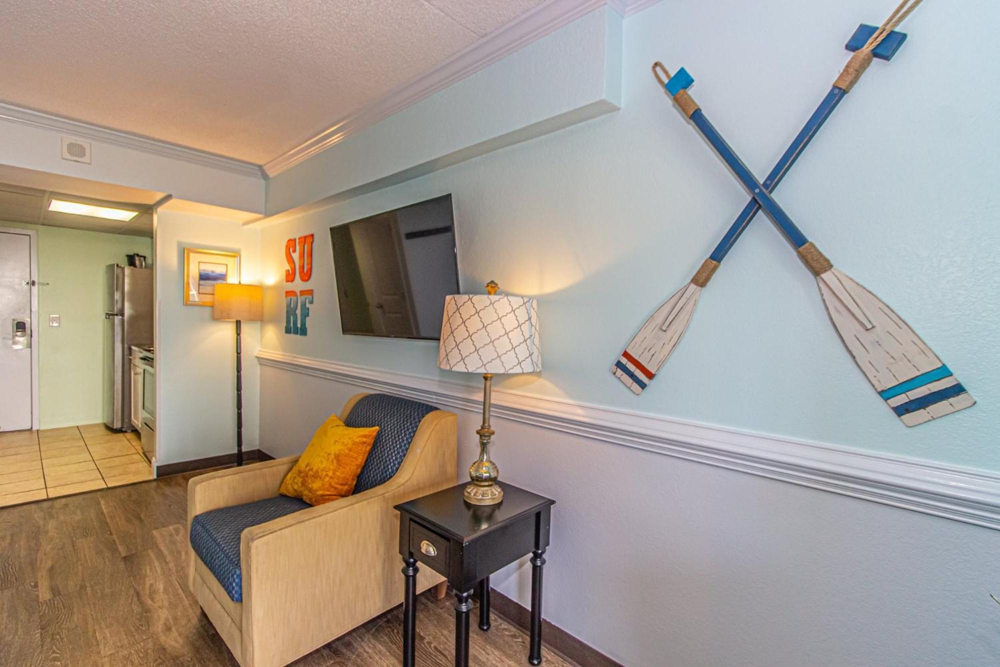 Oversized Ocean View Queen Suite With Beautiful Fireplace And Accents - Sleeps 4 Guests! Мертл-Біч Номер фото