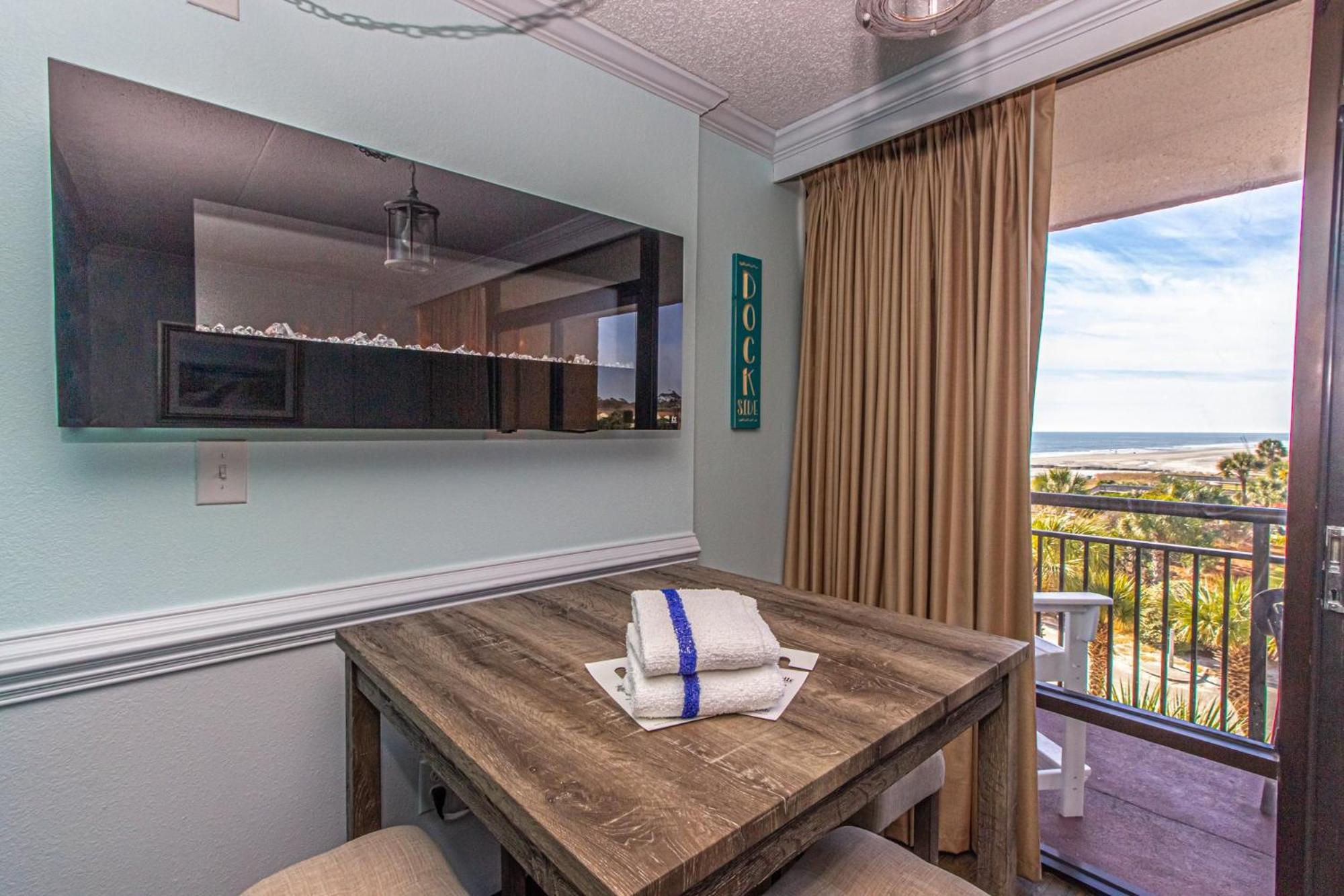 Oversized Ocean View Queen Suite With Beautiful Fireplace And Accents - Sleeps 4 Guests! Мертл-Біч Номер фото